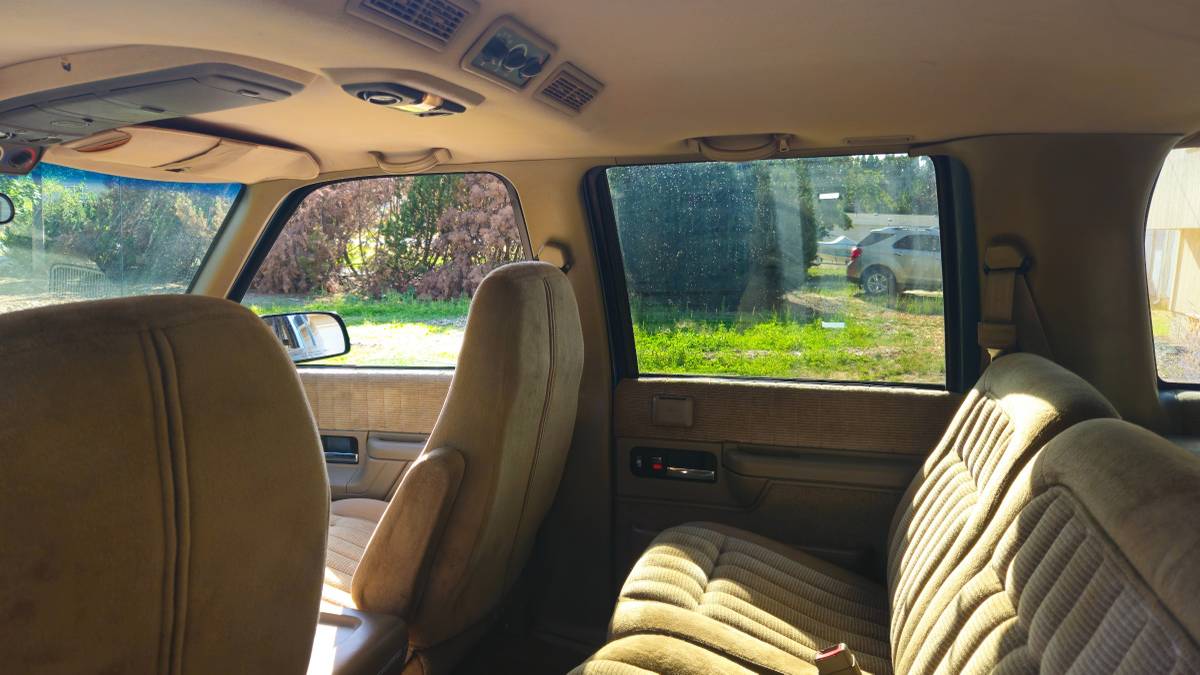 Chevy-suburban-2500-4x4-1994-green-5