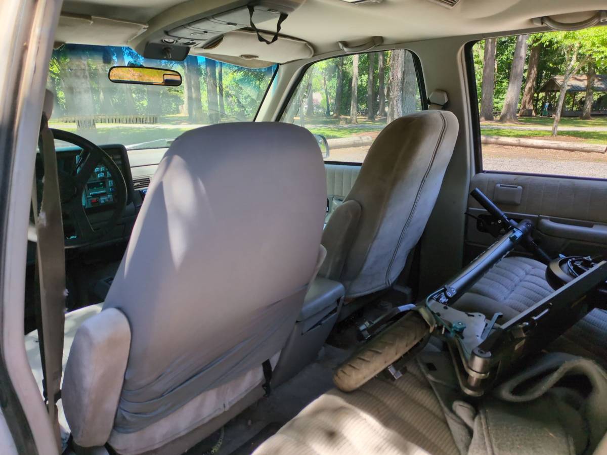 Chevy-suburban-lt-4x4-2500-1994-white-3