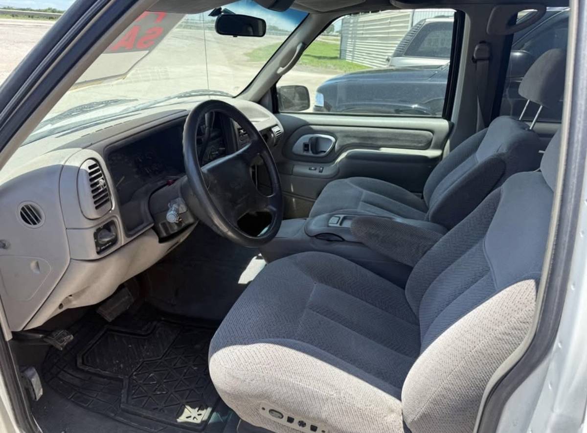 Chevy-tahoe-1995-white-4