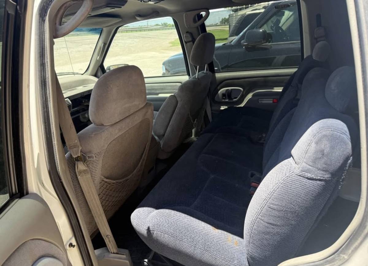 Chevy-tahoe-1995-white-5