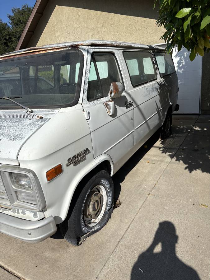 Chevy-van-1985-white-1