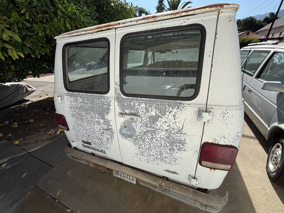 Chevy-van-1985-white-2