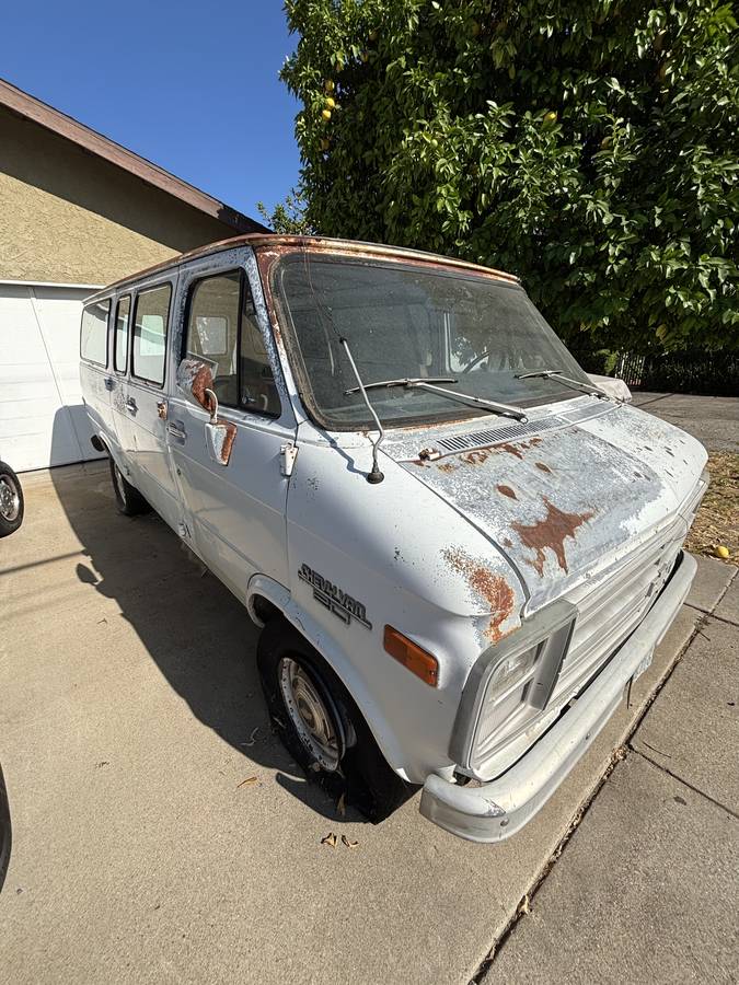 Chevy-van-1985-white-3