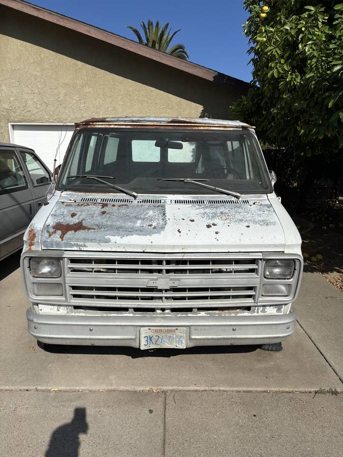 Chevy-van-1985-white