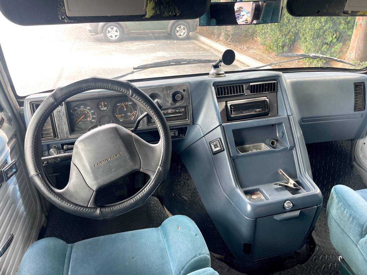 Chevy-van-1993-white-8