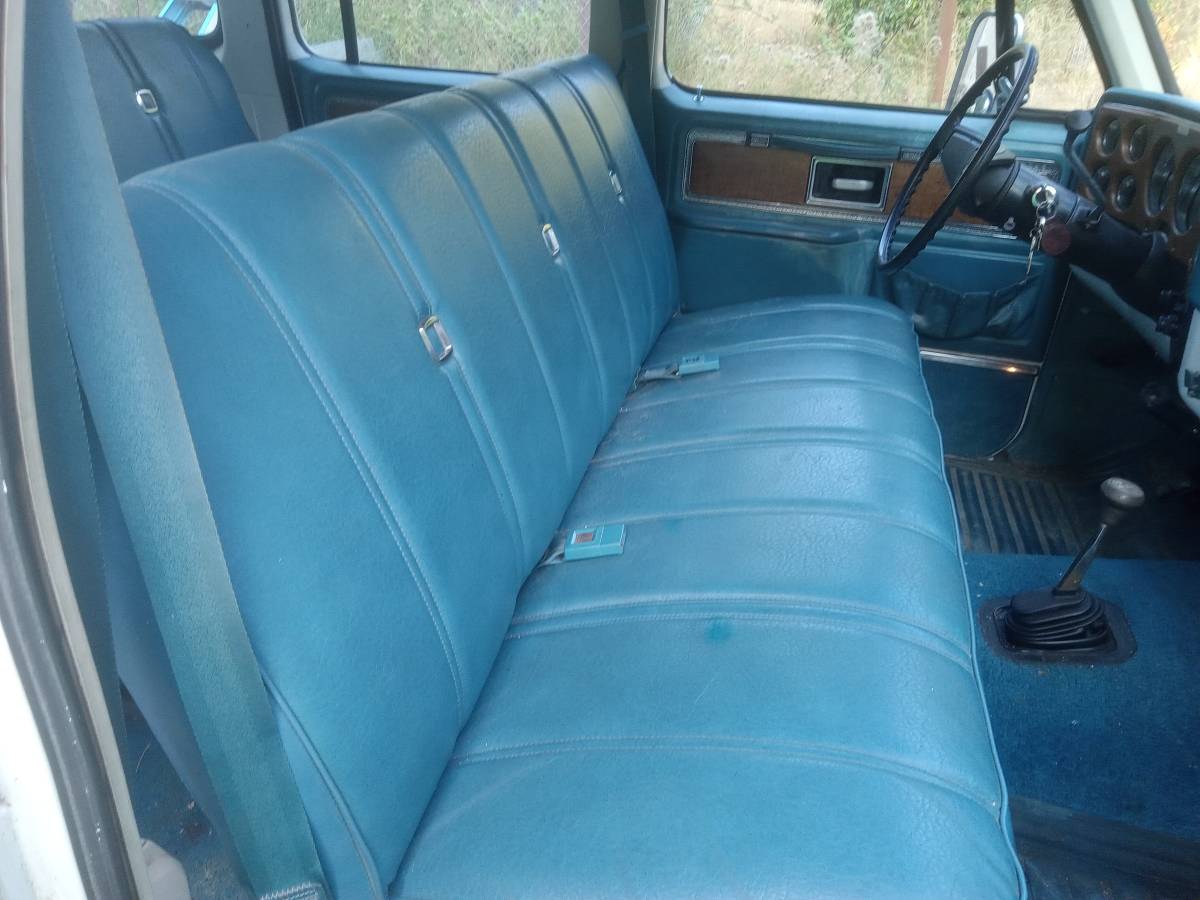 Chey-suburban-1977-white-3