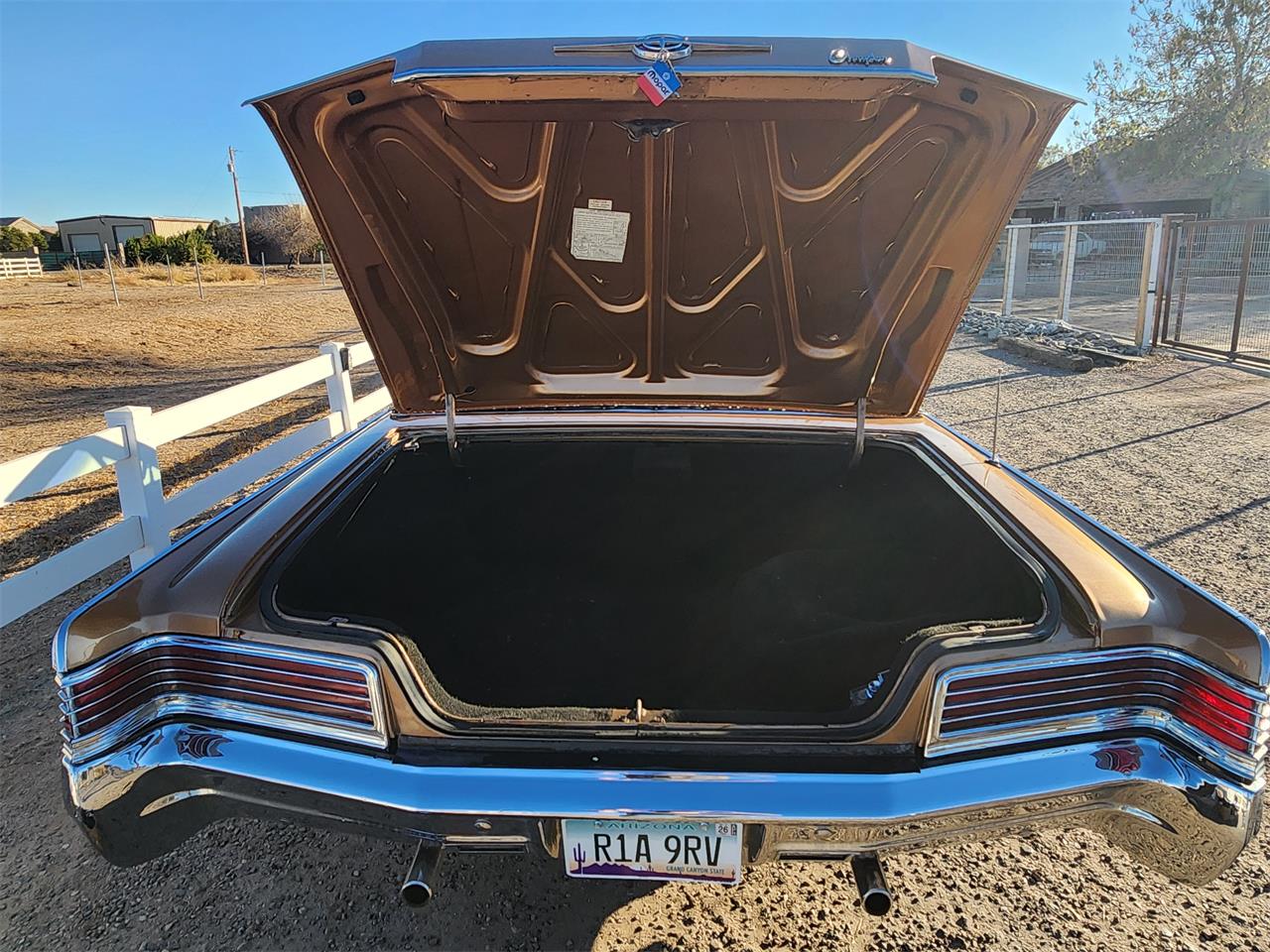 Chrysler-300-1966-Gold-Black-10