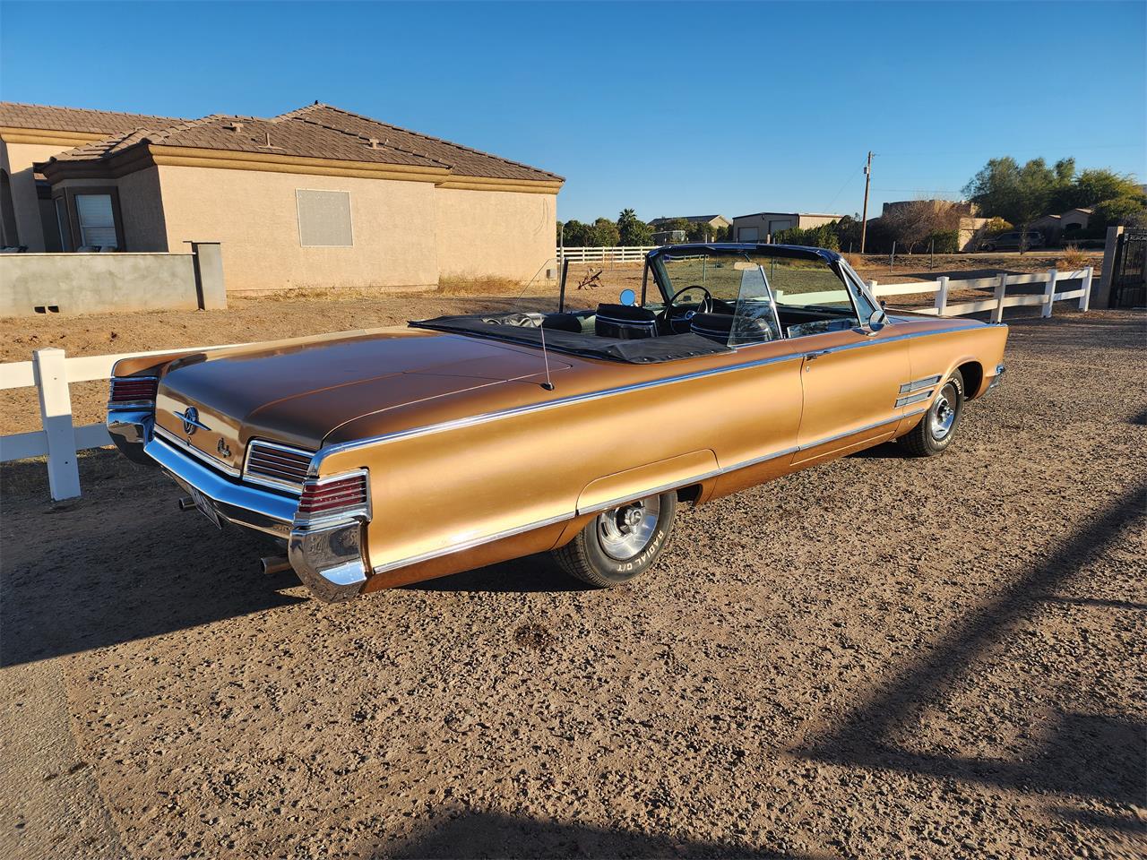 Chrysler-300-1966-Gold-Black-4