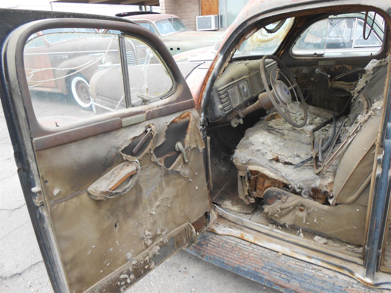 Chrysler-4-dr-sedan-1939-14