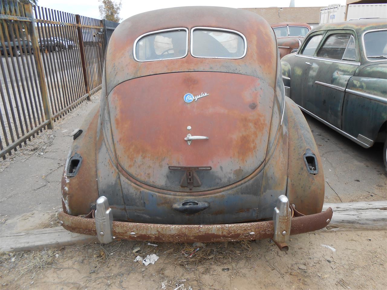 Chrysler-4-dr-sedan-1939-15