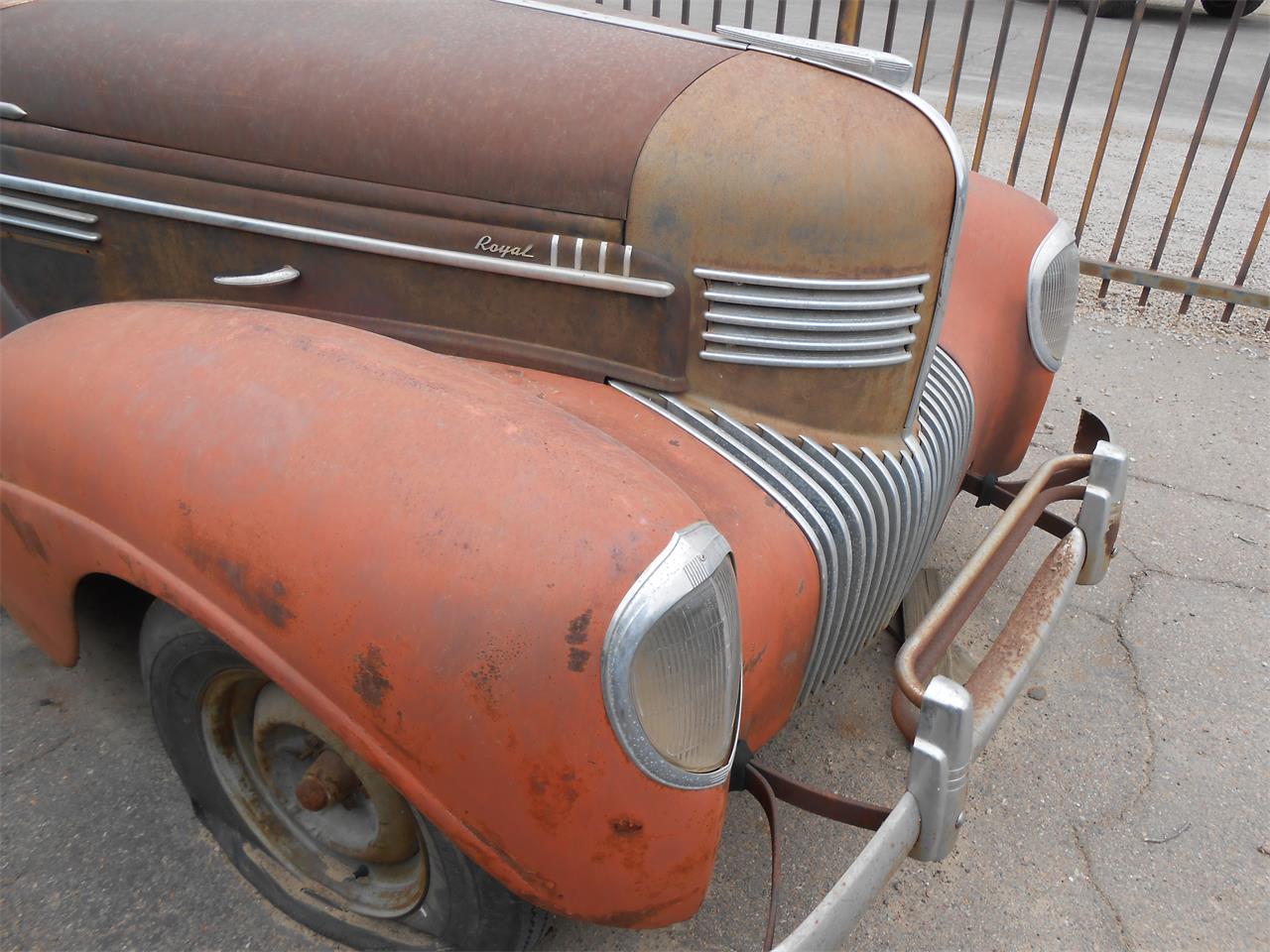 Chrysler-4-dr-sedan-1939-2