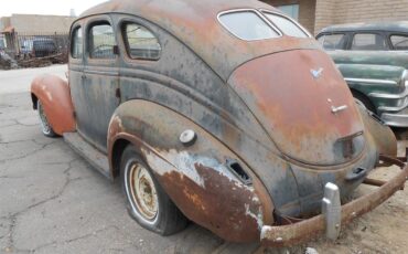 Chrysler-4-dr-sedan-1939-5