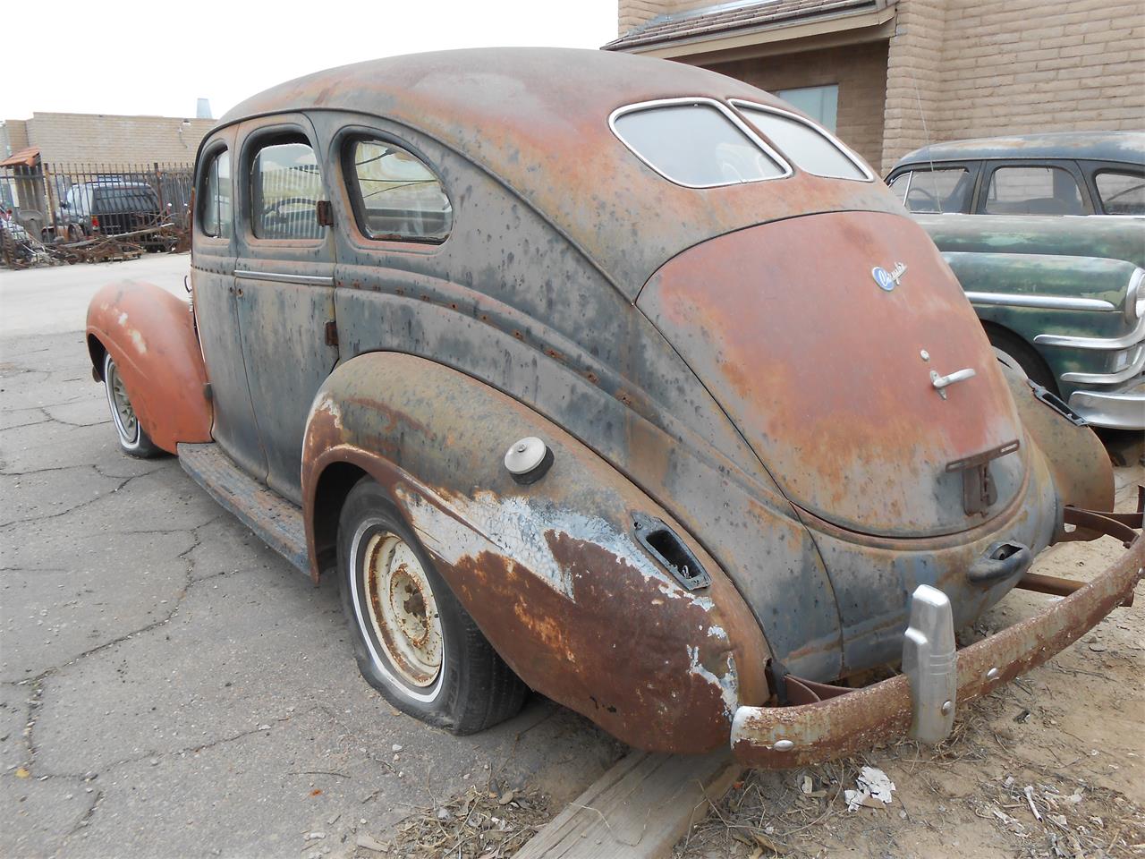 Chrysler-4-dr-sedan-1939-5