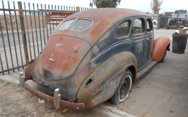 Chrysler-4-dr-sedan-1939-6