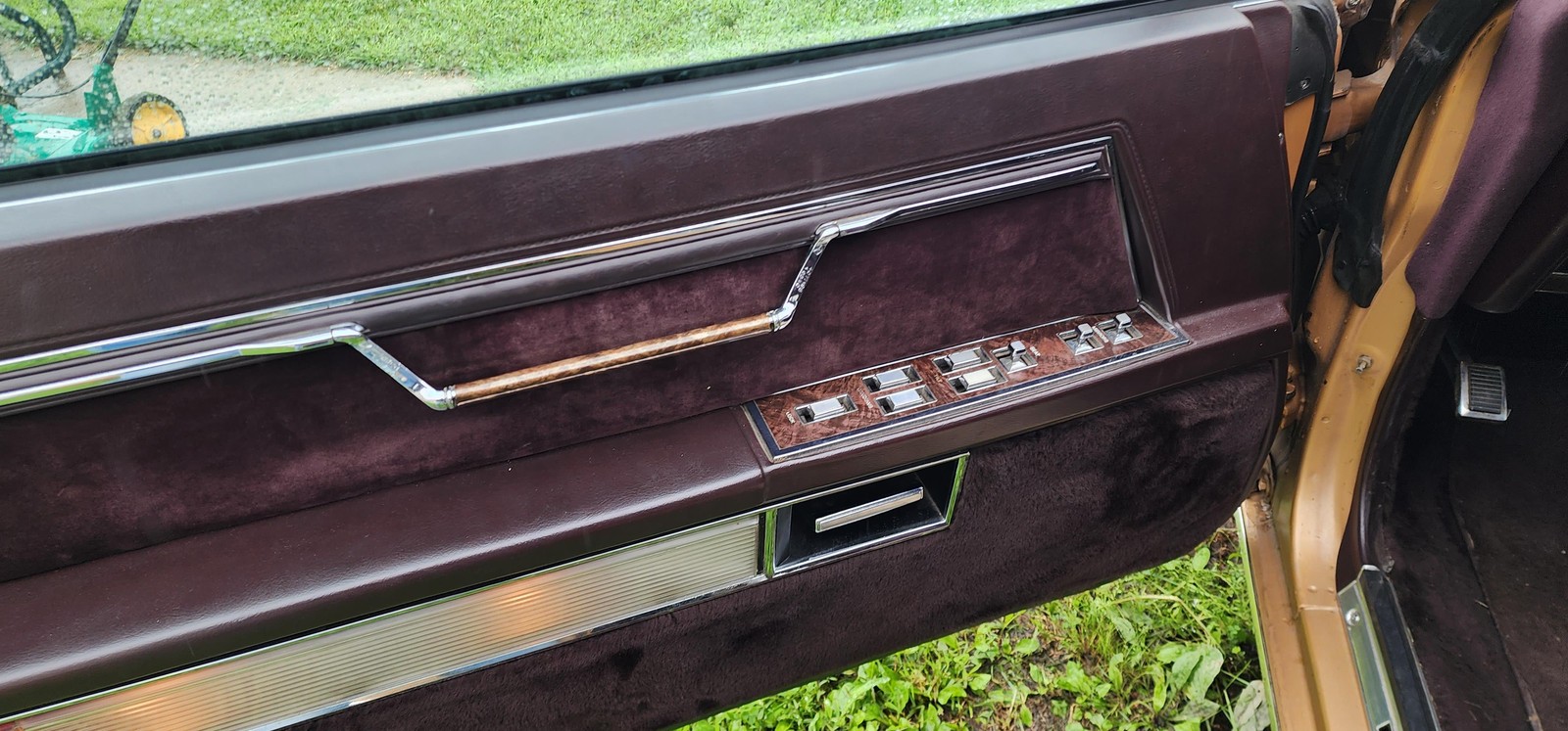 Chrysler-Imperial-1982-2-dr-34