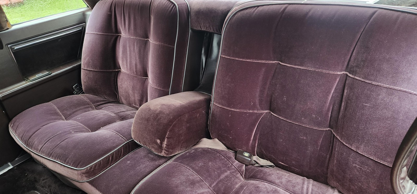 Chrysler-Imperial-1982-2-dr-35