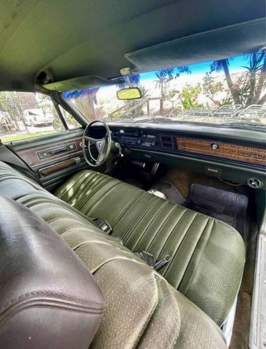 Chrysler-New-yorker-1970-Green-11