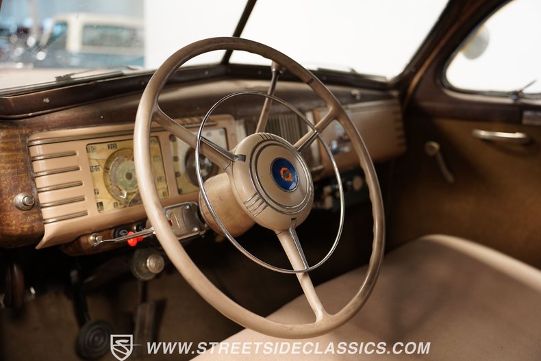 Chrysler-Royal-1939-Brown-Tan-11
