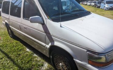 Chrysler-Town-and-Country-1994-Minivan-1