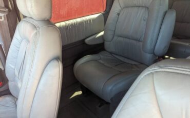 Chrysler-Town-and-Country-1994-Minivan-17