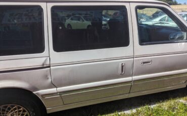 Chrysler-Town-and-Country-1994-Minivan-4