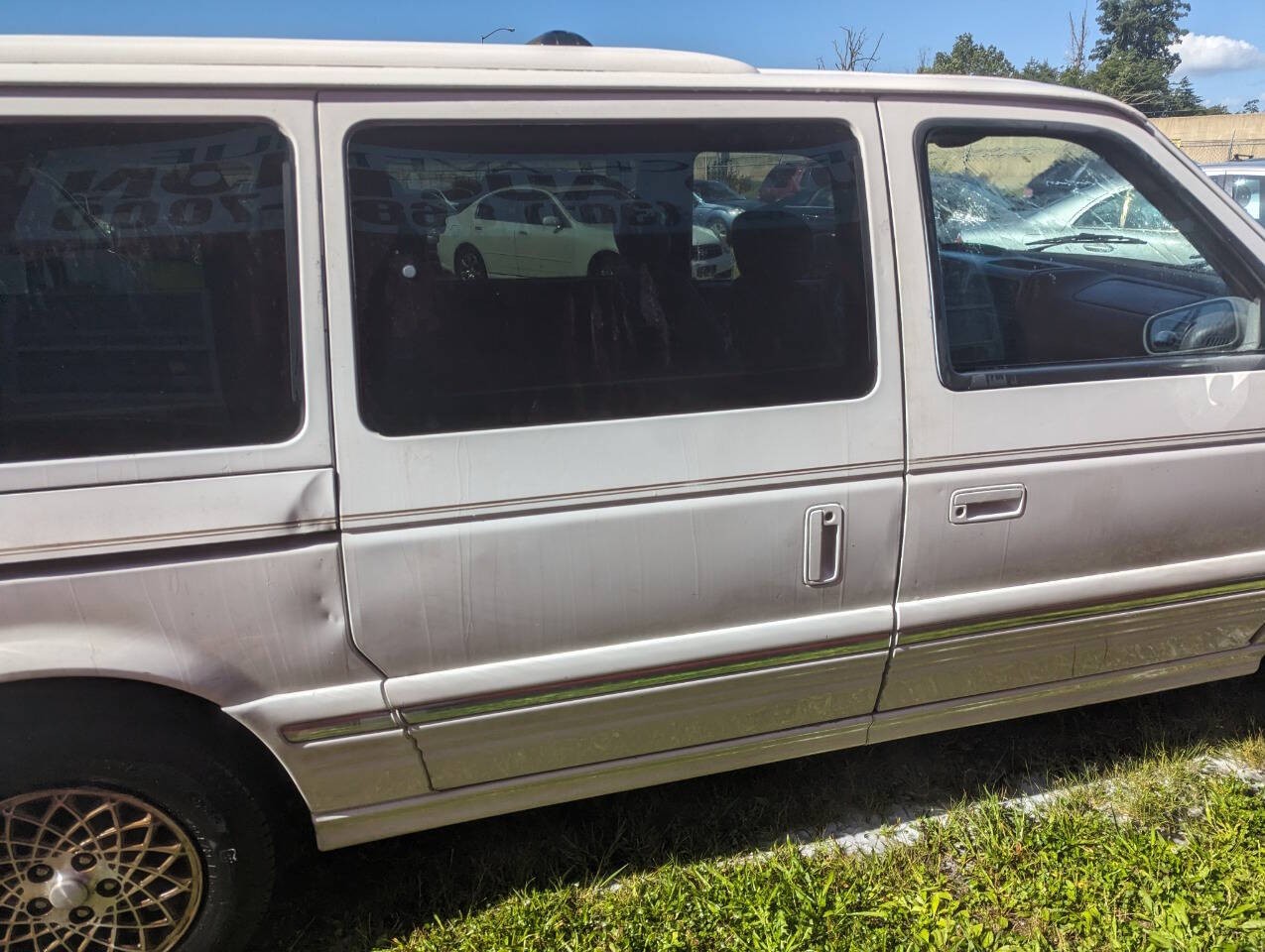Chrysler-Town-and-Country-1994-Minivan-4