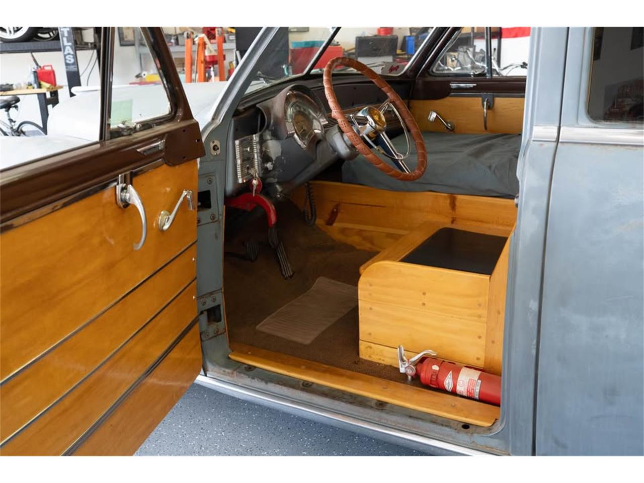 Chrysler-Windsor-1949-Grey-Patina-Woodgrain-4