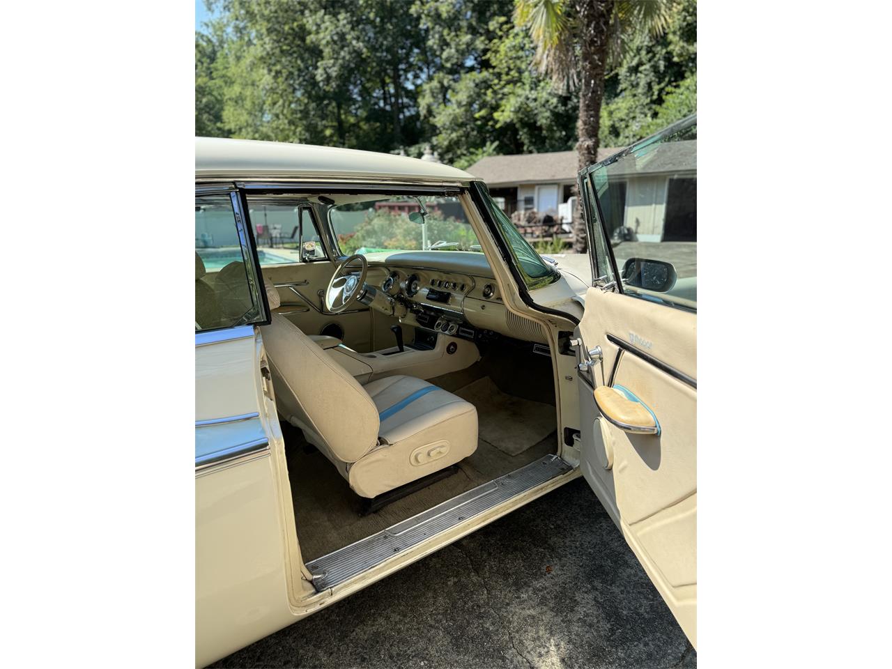 Chrysler-Windsor-1956-Pearl-Cream-and-blue-3