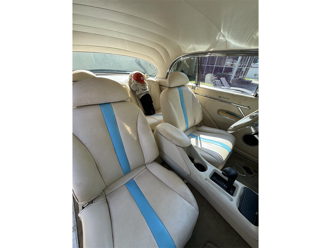 Chrysler-Windsor-1956-Pearl-Cream-and-blue-4