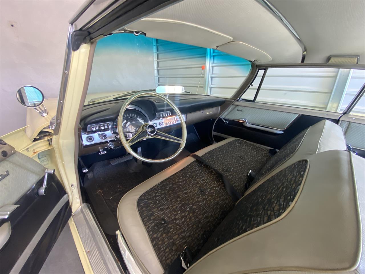 Chrysler-Windsor-1960-Yellow-amp-White-Black-amp-Gold-10