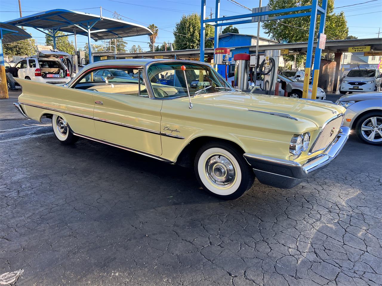 Chrysler-Windsor-1960-Yellow-amp-White-Black-amp-Gold-13