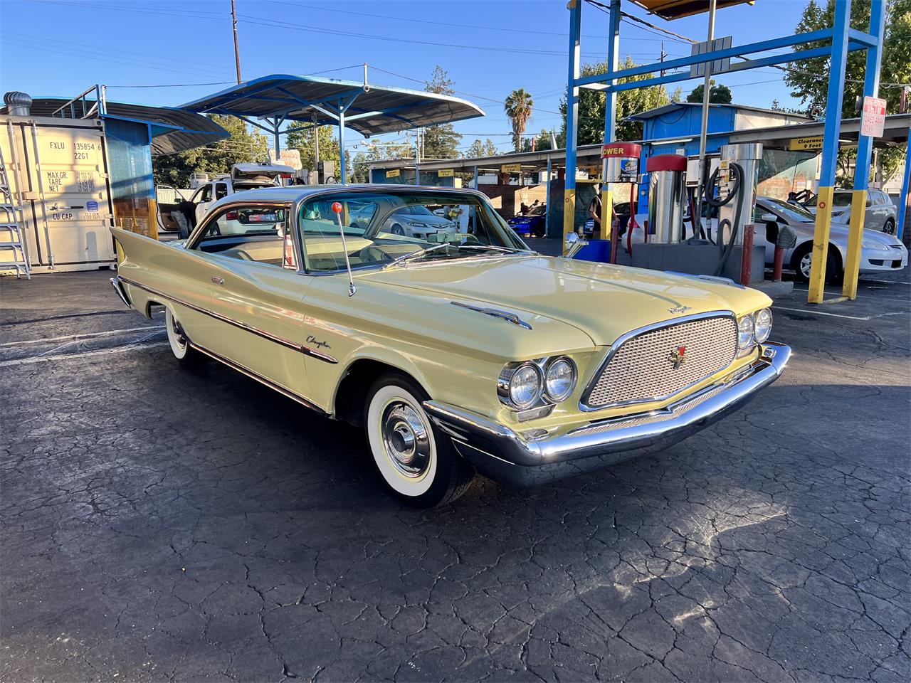 Chrysler-Windsor-1960-Yellow-amp-White-Black-amp-Gold-3