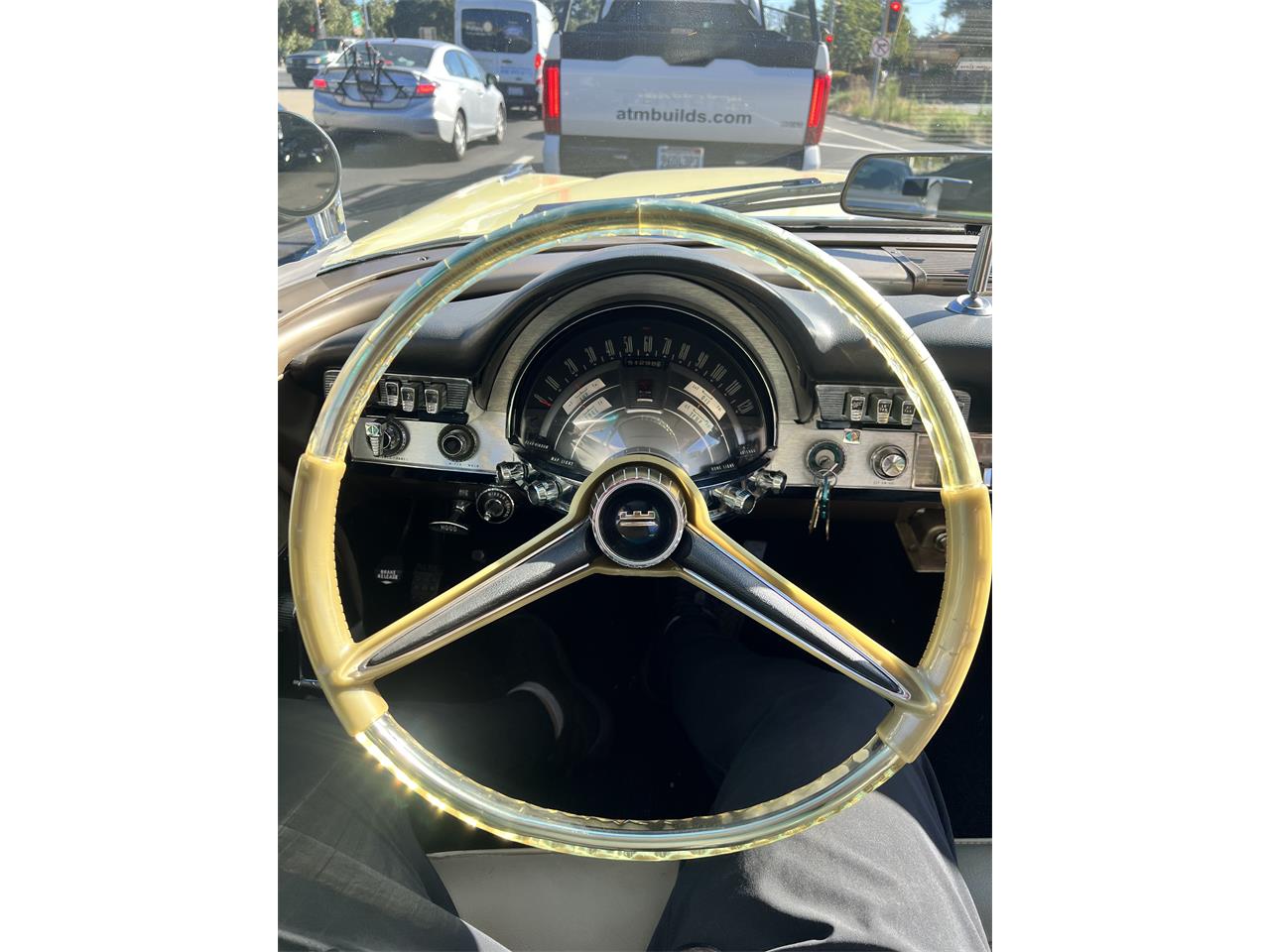 Chrysler-Windsor-1960-Yellow-amp-White-Black-amp-Gold-4