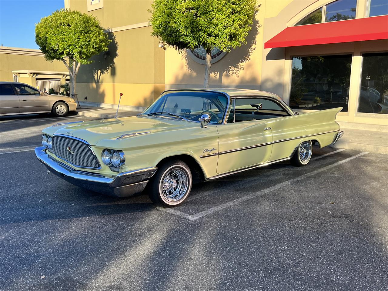 Chrysler-Windsor-1960-Yellow-amp-White-Black-amp-Gold-5