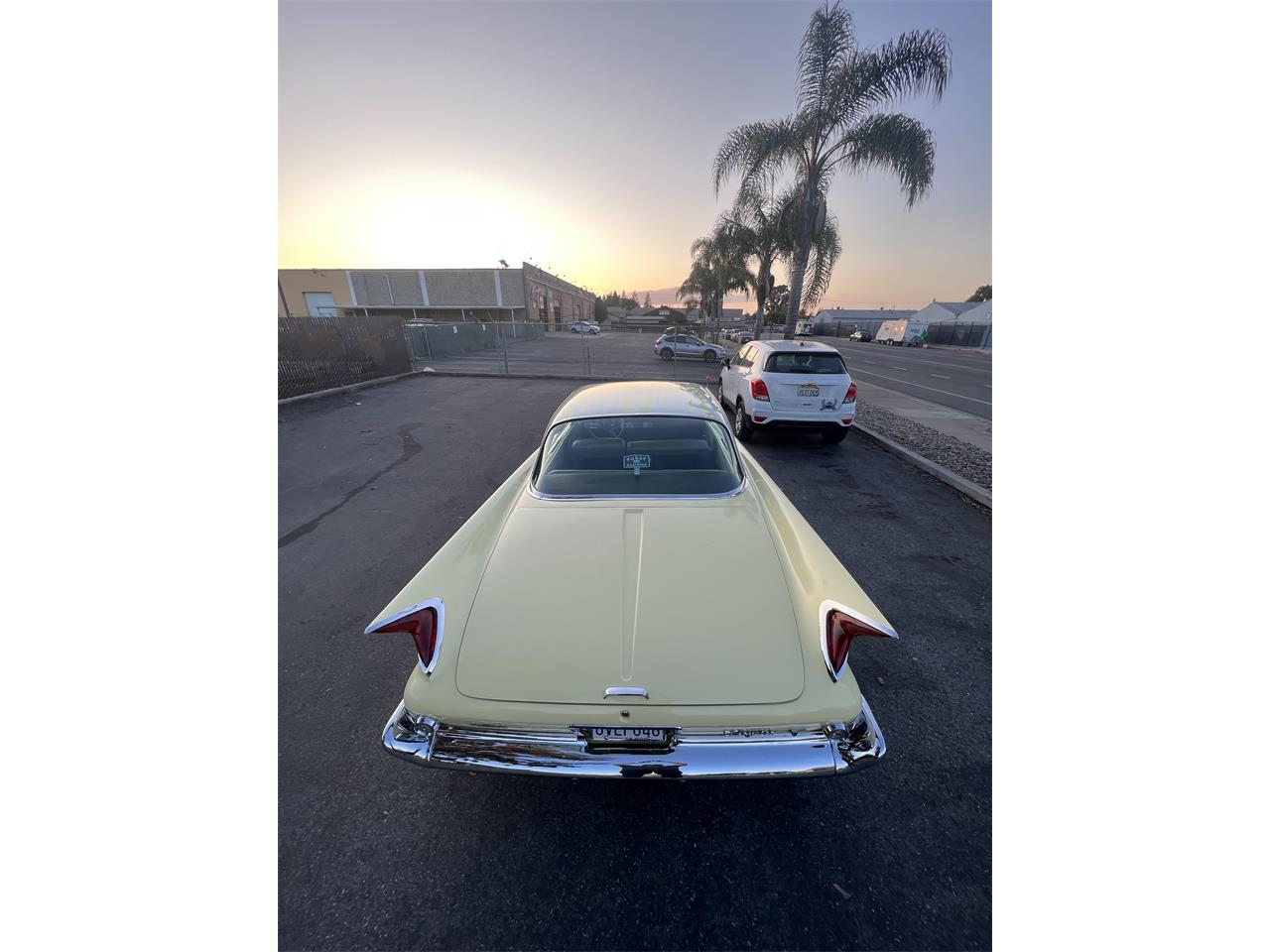 Chrysler-Windsor-1960-Yellow-amp-White-Black-amp-Gold-6