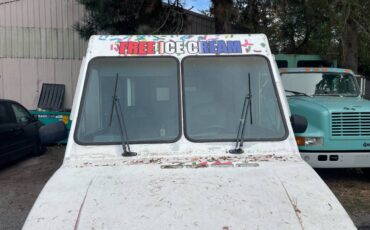 Chrysler-box-van-1989-white-1