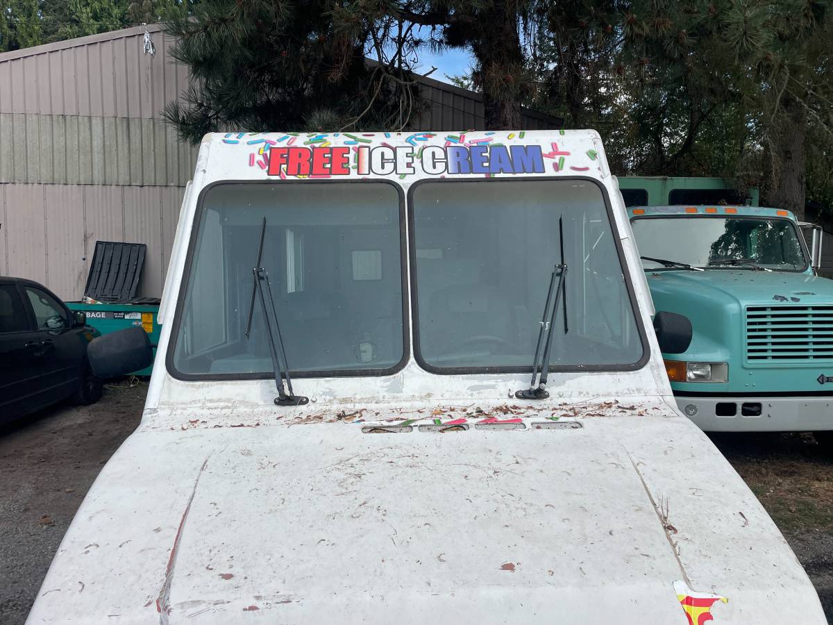 Chrysler-box-van-1989-white-1