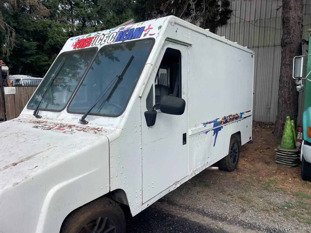 Chrysler-box-van-1989-white-2