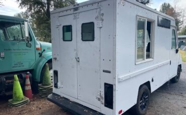 Chrysler-box-van-1989-white-3