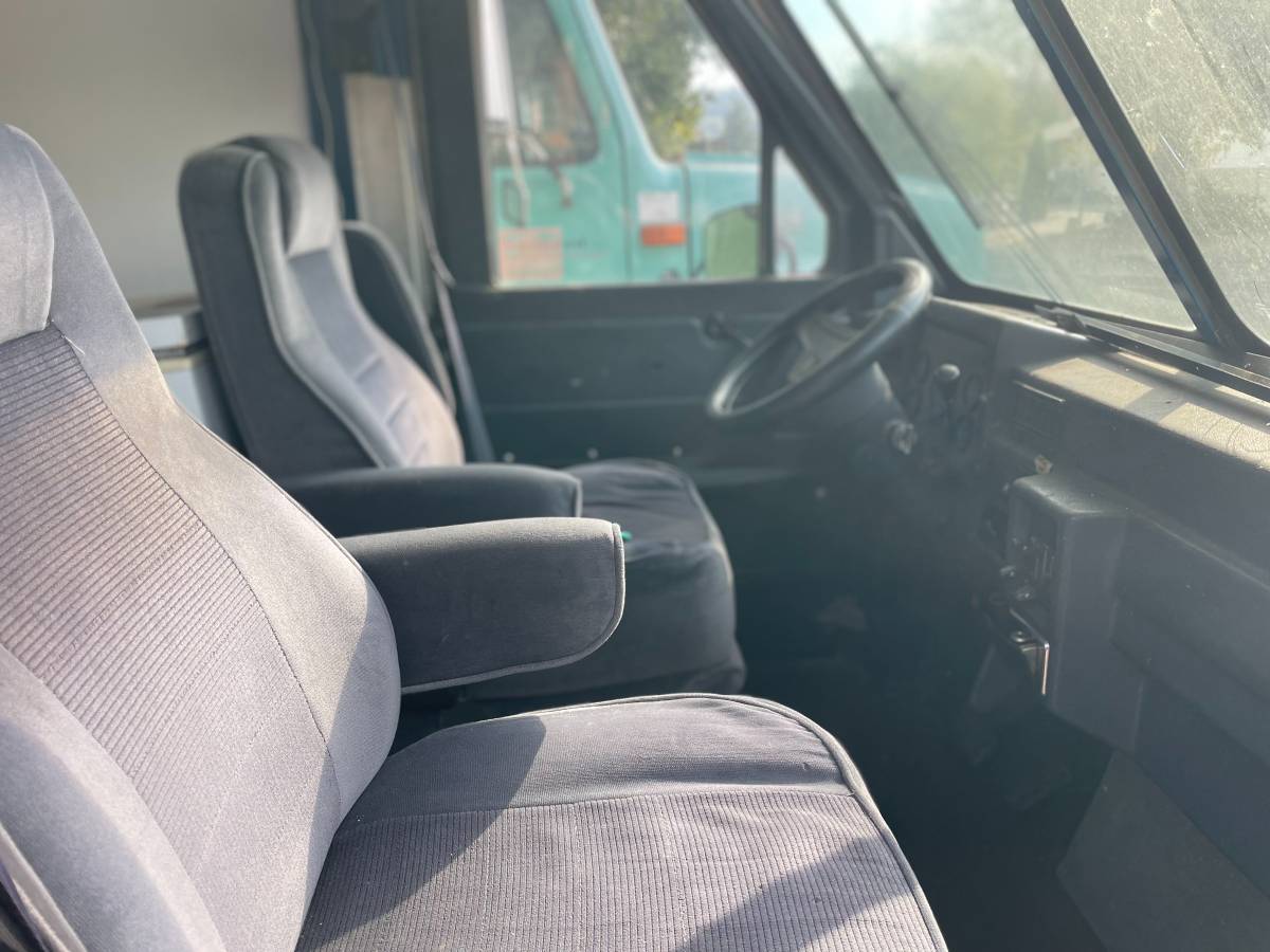 Chrysler-box-van-1989-white-5