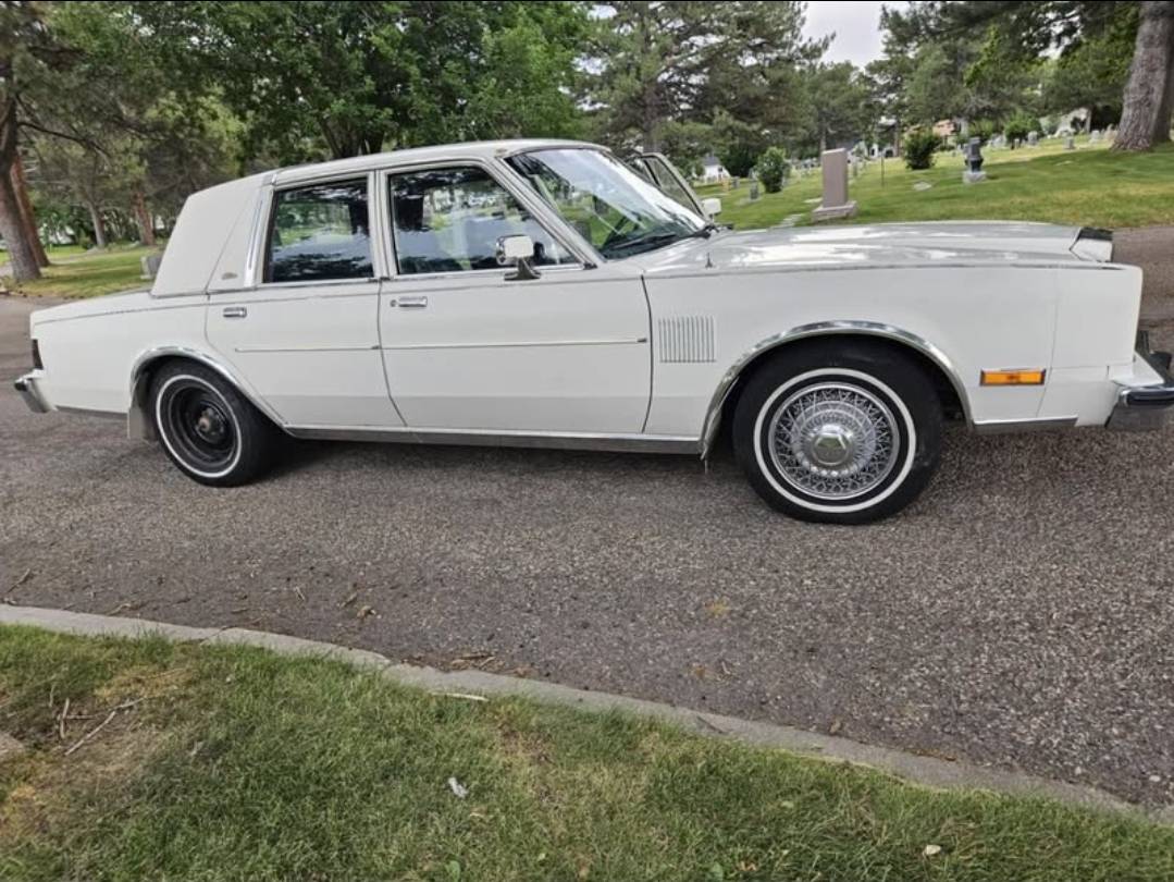Chrysler-diesel-1983-white-3
