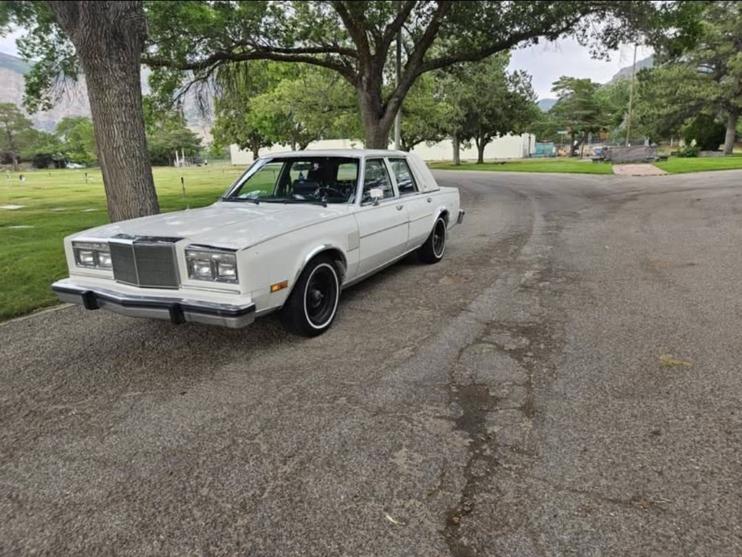 Chrysler-diesel-1983-white-4
