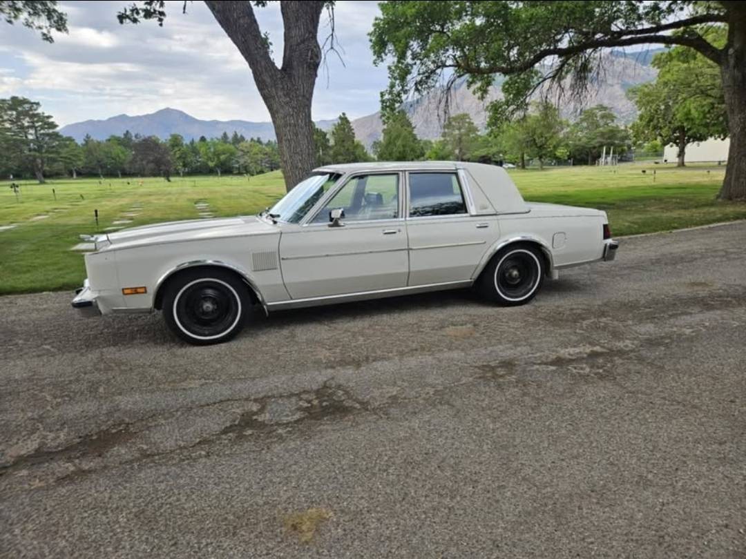 Chrysler-diesel-1983-white