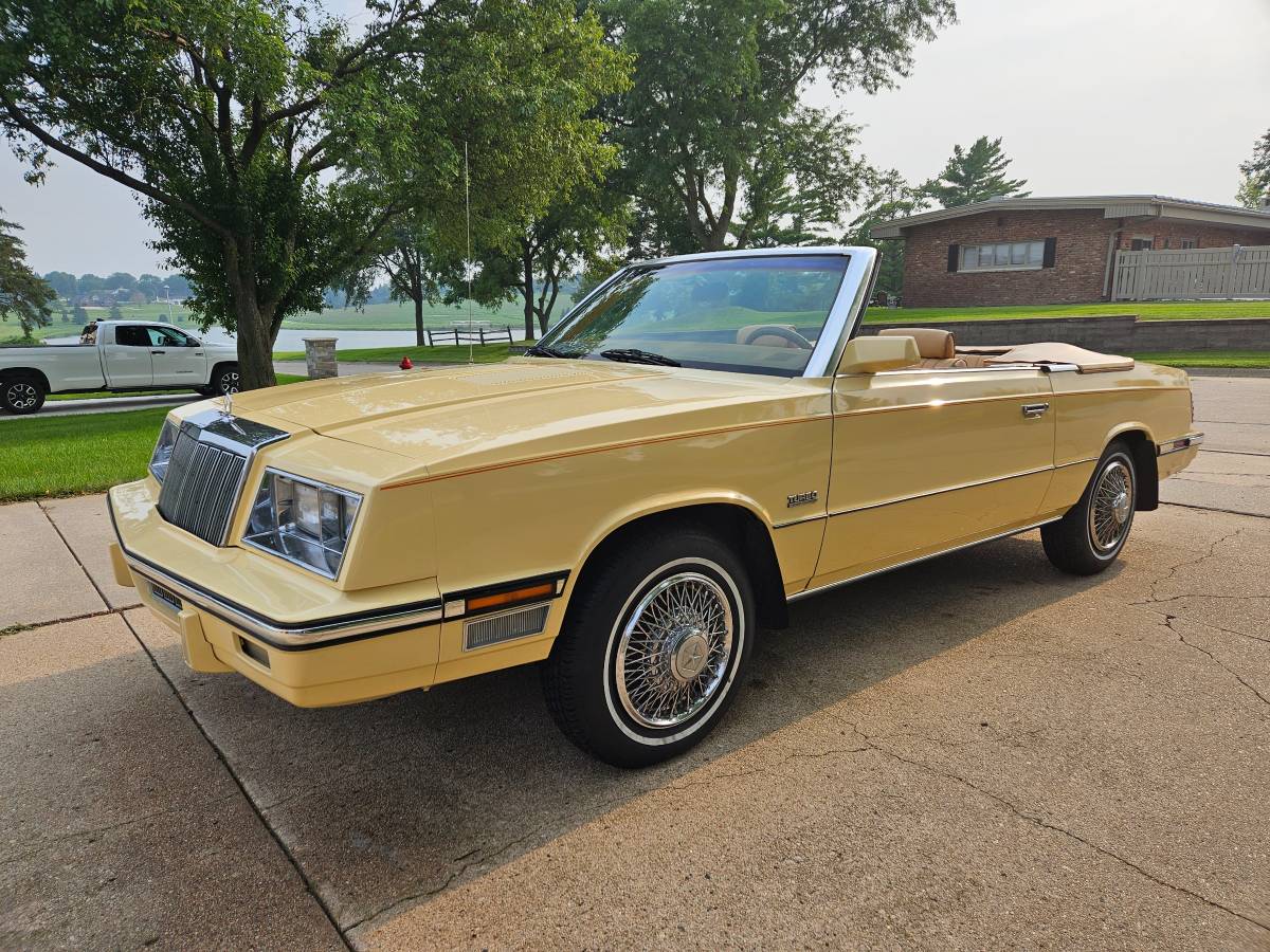 Chrysler-lebaron-1985-yellow-1
