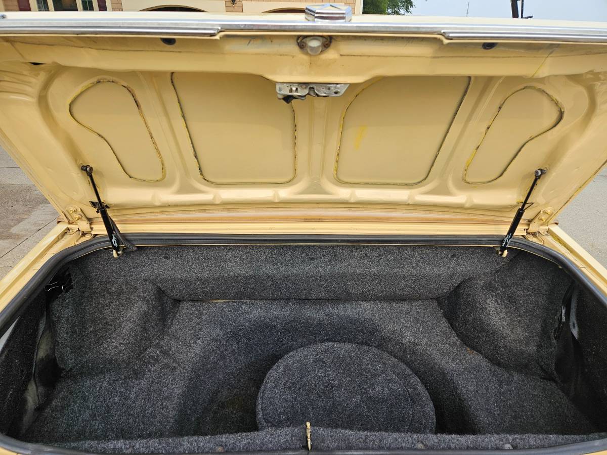 Chrysler-lebaron-1985-yellow-11