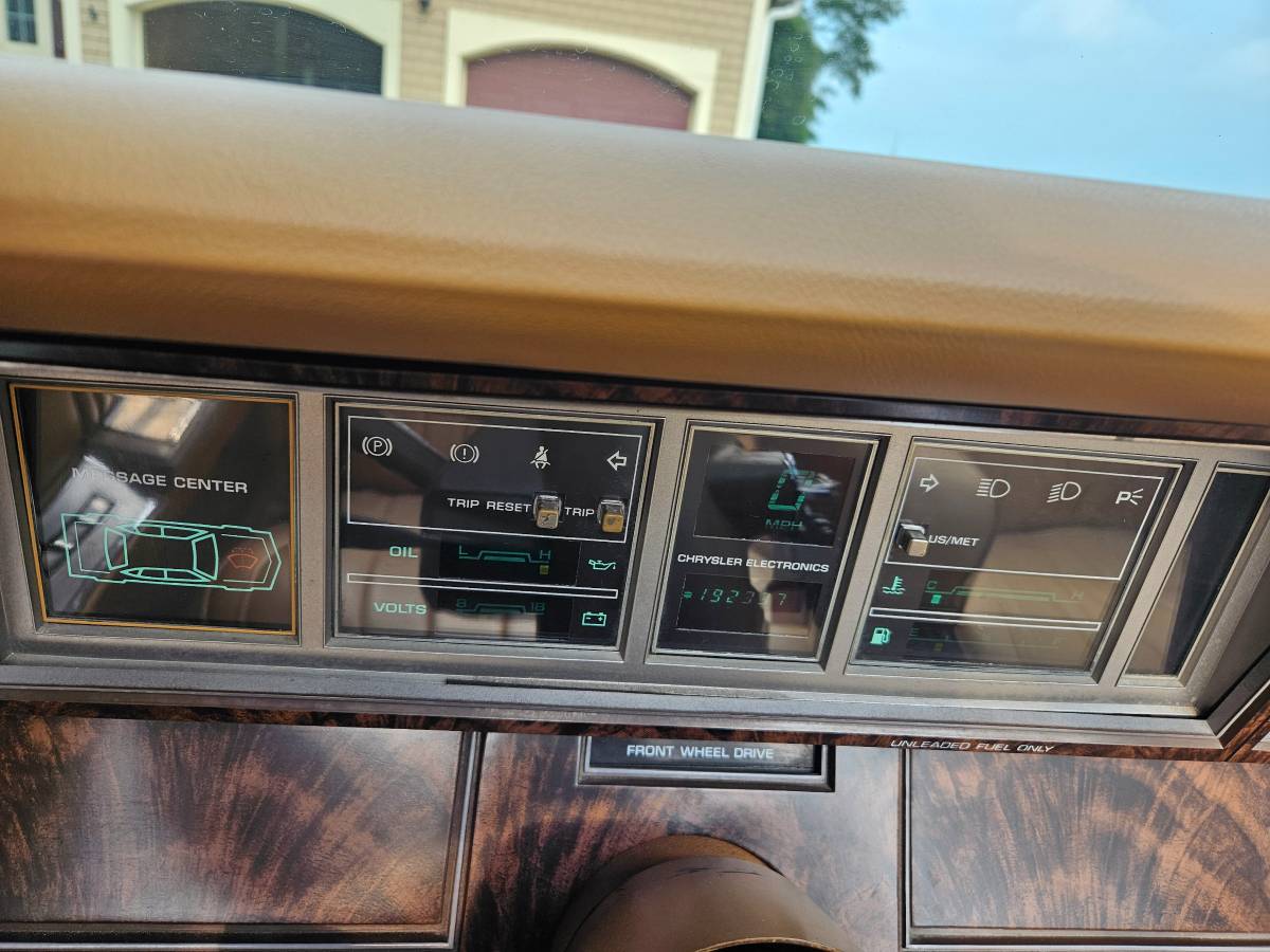 Chrysler-lebaron-1985-yellow-8