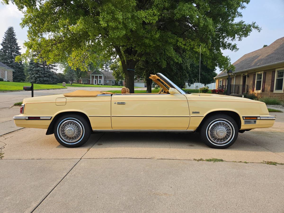 Chrysler-lebaron-1985-yellow