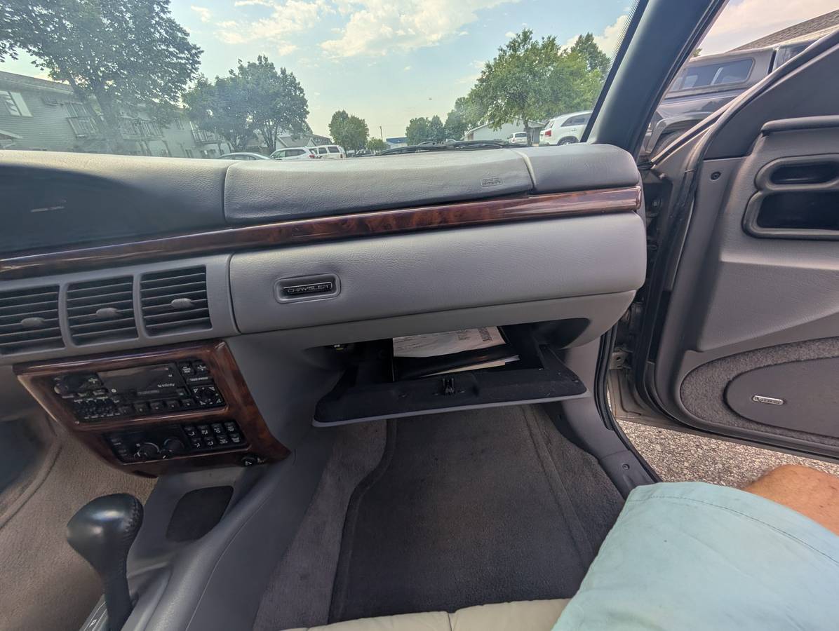 Chrysler-lhs-1994-brown-10