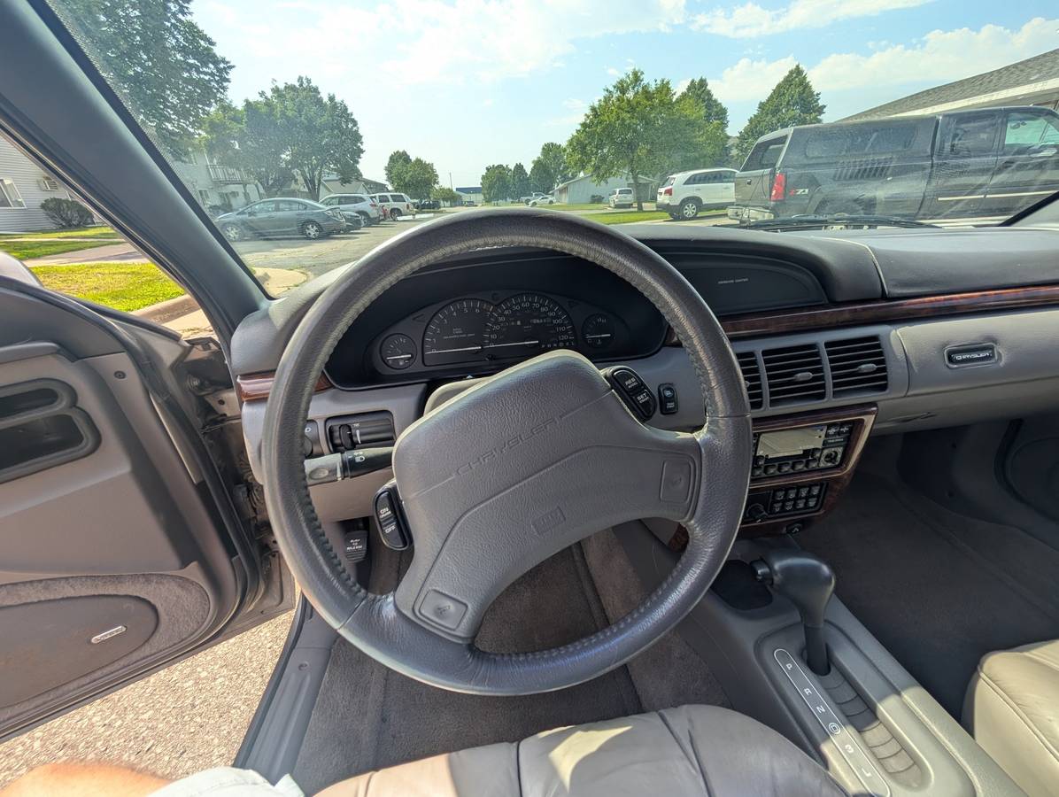 Chrysler-lhs-1994-brown-8