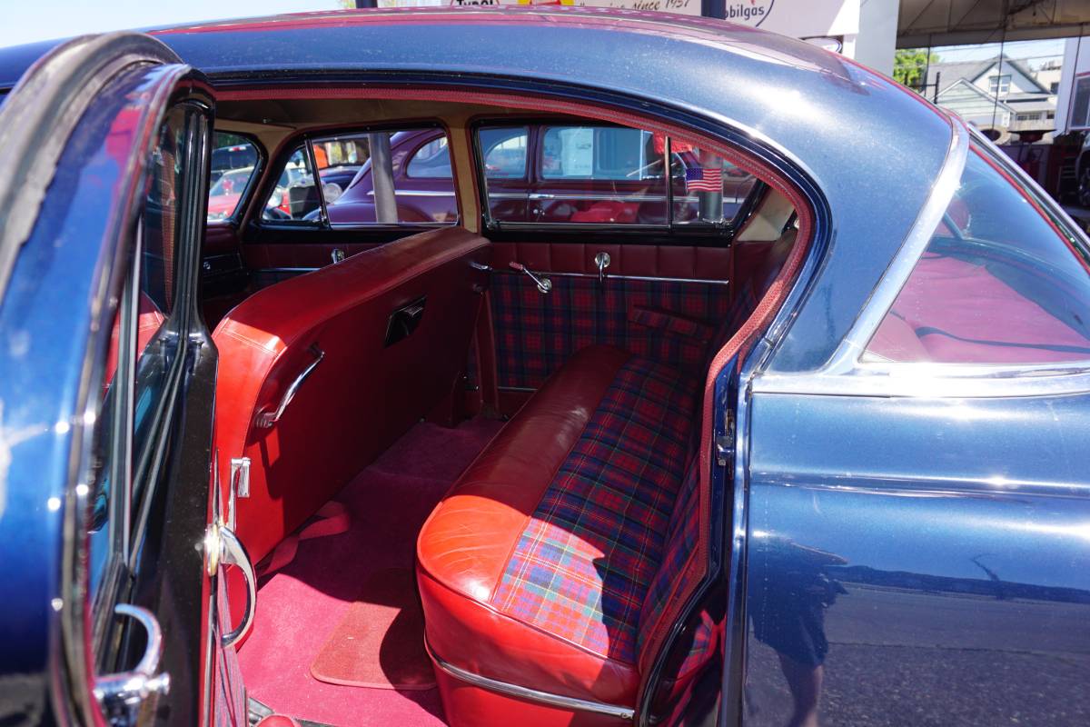Chrysler-new-yorker-1953-blue-12
